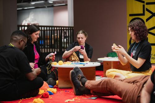 Tag gegen Einsamkeit: Von losen Fäden zu bunten Netzen