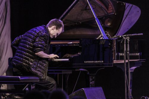 Nachtschicht - Abendmeditation mit jazzigen  Klängen im Rahmen von THE CAGE