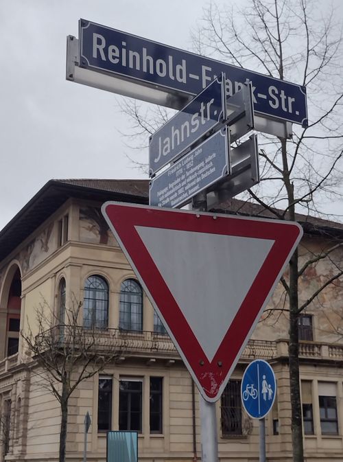 Erinnerung: Reinhold-Frank-Straße in Karlsruhe